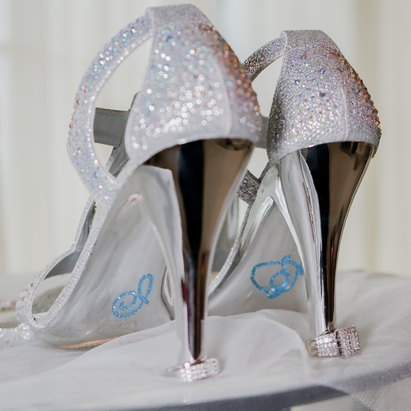 Silver Heels - Picture 2 of 7